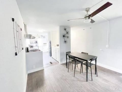 Nifty Trailer With Spacious Parking House in Visalia