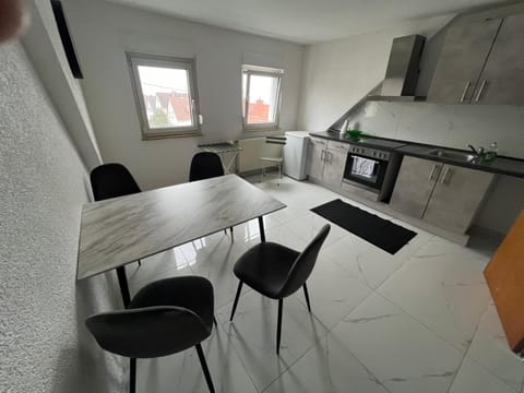 Kitchen or kitchenette, Dining area, stove