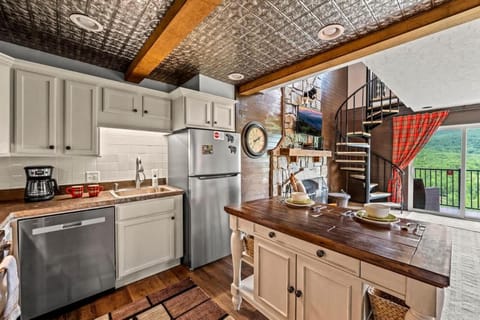 Smoky Vista House in Pittman Center