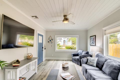 5 Mi to Dtwn Bright Home with Yard in Pensacola! House in Pensacola Beach