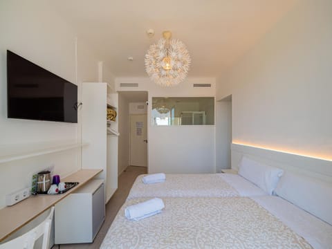 Bed, TV and multimedia, Bedroom