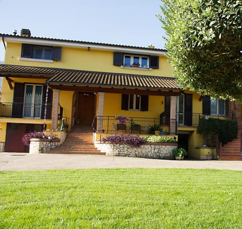 Property building, Facade/entrance, Day, Garden, Garden, Balcony/Terrace, Garden view, Parking