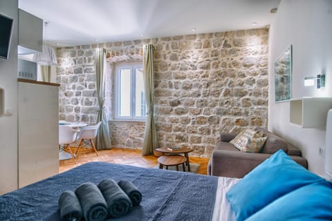 Bed, Living room, Photo of the whole room, Seating area, Bedroom