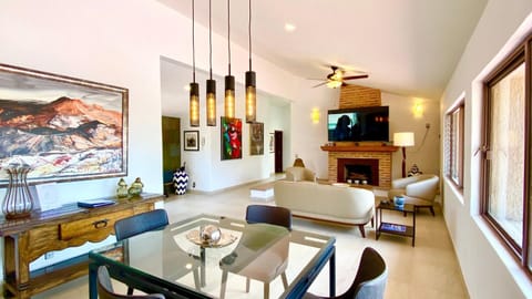 Restaurant/places to eat, Living room, Seating area, Dining area