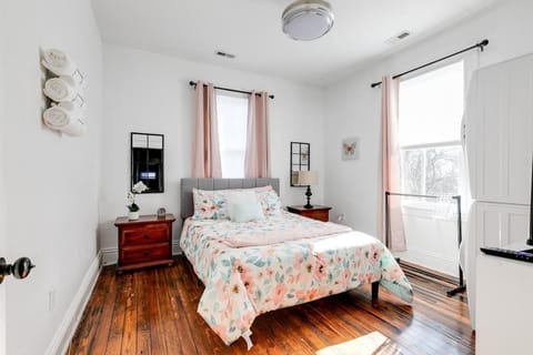 Bed, Photo of the whole room, Bedroom, towels, laundry