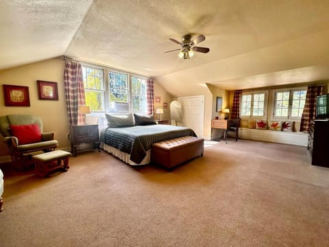 Family-Ready Downtown Classic, 4 Mins to CC House in Colorado Springs