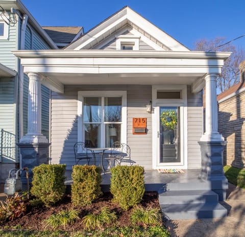 Facade/entrance, Neighbourhood