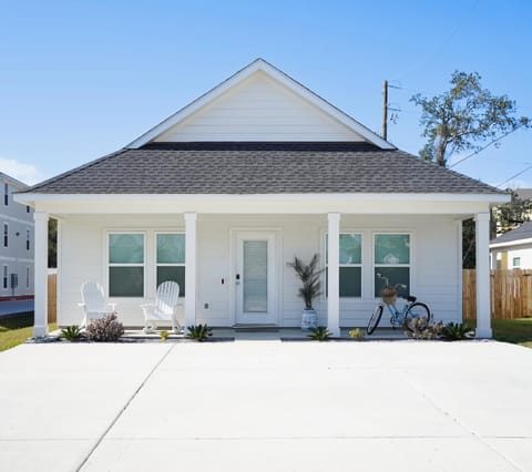 Property building, Patio, Day, Parking