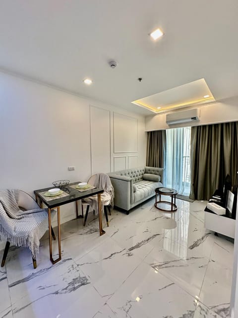 Photo of the whole room, Seating area, Dining area, air conditioner