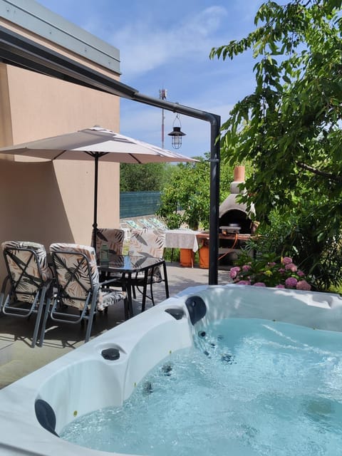 Natural landscape, BBQ facilities, Hot Tub, Seating area, sunbed