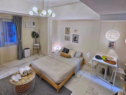 Bed, Living room, Photo of the whole room, Seating area, Bedroom