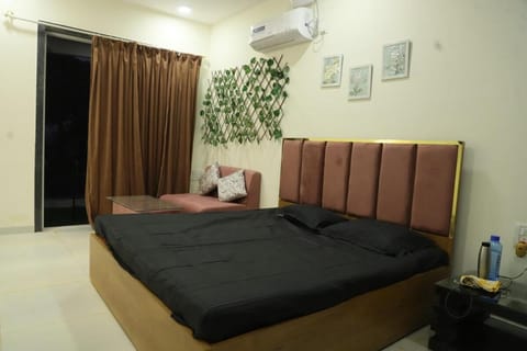 Bed, Living room, Photo of the whole room, Seating area, Bedroom, air conditioner