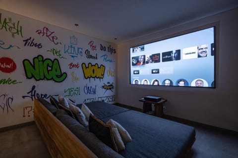 Communal lounge/ TV room, Bed, Bedroom