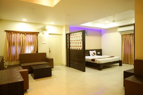 Bed, Seating area