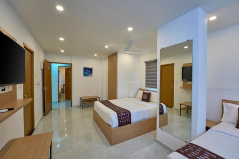 Bed, TV and multimedia, Living room, Photo of the whole room, Seating area, Evening entertainment, Bedroom, wardrobe