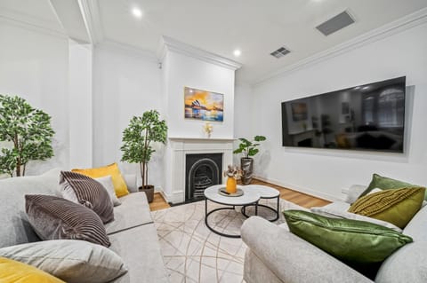 Communal lounge/ TV room, TV and multimedia, Living room, Seating area, Evening entertainment, Entertainment, internet, air conditioner