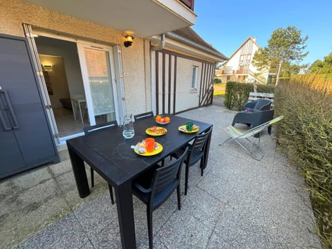 Property building, Day, Balcony/Terrace