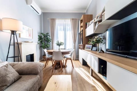 Communal lounge/ TV room, TV and multimedia, Living room, Dining area