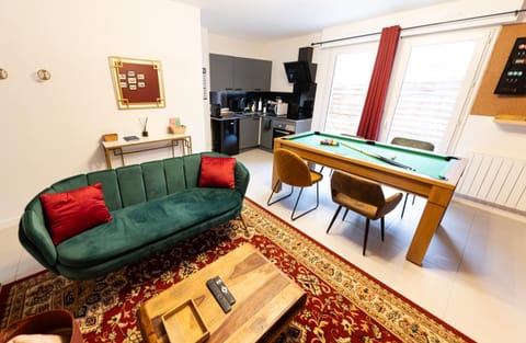 TV and multimedia, Living room, Seating area, Dining area