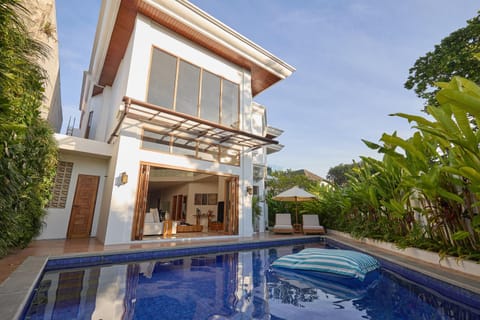 Facade/entrance, Swimming pool