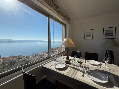 Living room, Dining area, Sea view