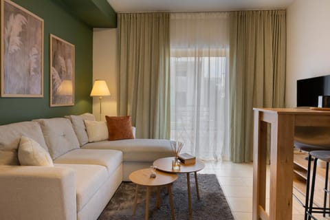 TV and multimedia, Living room, Seating area, Evening entertainment