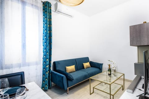 Living room, air conditioner