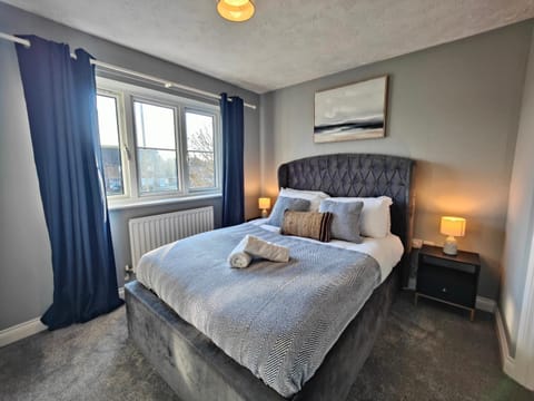 Bed, Photo of the whole room, Bedroom, towels