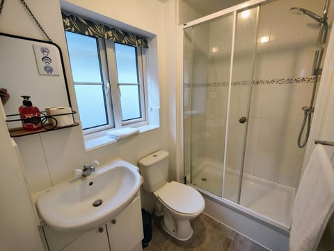 Shower, Toilet, Bathroom, towels