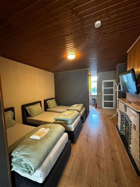 Bed, TV and multimedia, Bedroom