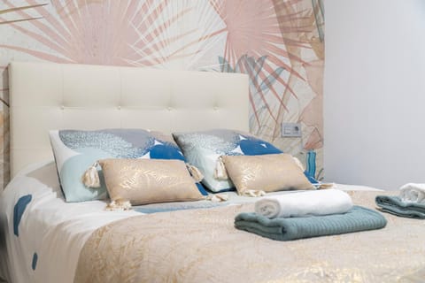 Bed, Photo of the whole room, Bedroom, internet, towels, wardrobe, air conditioner