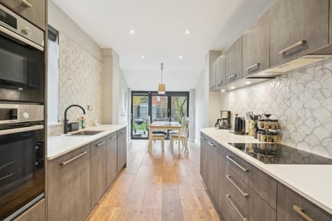Coffee/tea facilities, Kitchen or kitchenette, Dining area, dishwasher, oven, stove, toaster