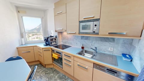 Coffee/tea facilities, Kitchen or kitchenette, Dining area, dishwasher, microwave, oven