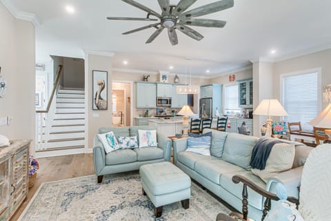 Walk to Public Beach Hideaway in St Simons Island House in Saint Simons Island