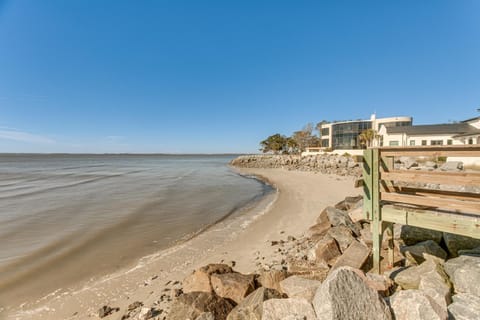 Walk to Public Beach Hideaway in St Simons Island House in Saint Simons Island