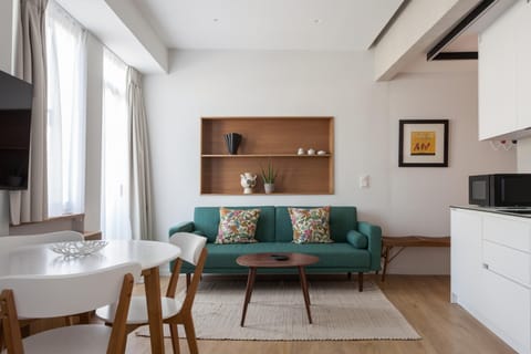 Kitchen or kitchenette, Living room, Seating area, Dining area, microwave