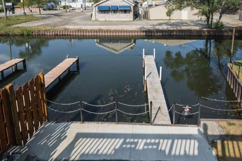 Harbor Clubhouse 3Bed 3.5Bath Modern Waterfront with Fireplace House in Fox Lake