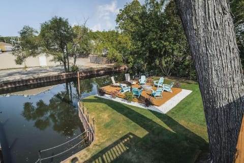 Harbor Clubhouse 3Bed 3.5Bath Modern Waterfront with Fireplace House in Fox Lake