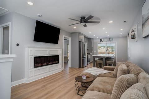 Harbor Clubhouse 3Bed 3.5Bath Modern Waterfront with Fireplace House in Fox Lake