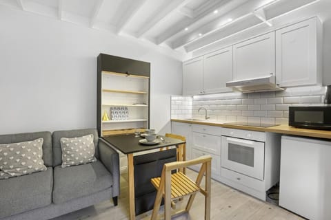 Kitchen or kitchenette, Living room, Seating area, Dining area, oven, pet friendly, stove, toaster