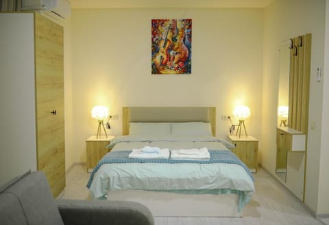 Bed, Photo of the whole room, Bedroom, towels