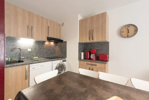 Property building, Kitchen or kitchenette, Living room