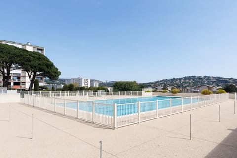 Day, Swimming pool