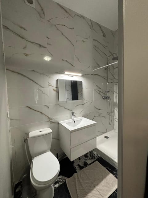 Shower, Toilet, towels