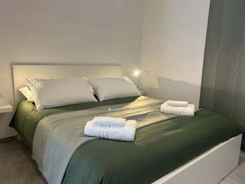 Bed, Bedroom, towels