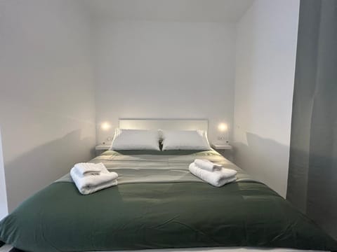 Bed, Bedroom, towels