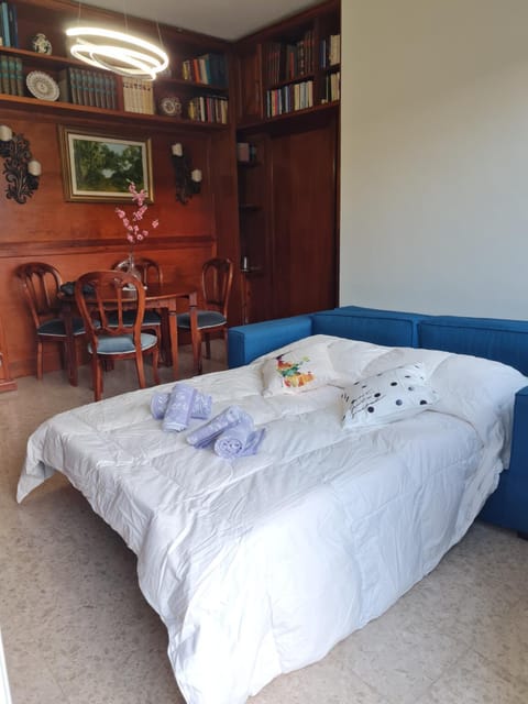 Bed, Seating area