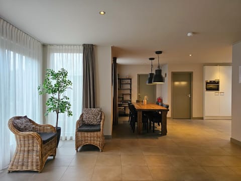 Seating area, Dining area