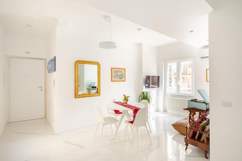 TV and multimedia, Living room, Dining area