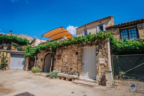 Maison en pierre avec bassin House in Provence-Alpes-Côte d'Azur